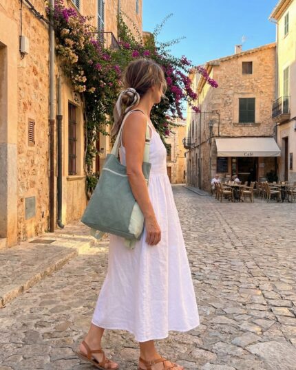 From bag to backpack. Convertible,Convertible bag to backpack handmade in Barcelona with quality fabrics and unique design. Ideal for everyday use, this handcrafted piece combines style, comfort and functionality. You can carry it as a handbag or easily transform it into a backpack, adapting to your active lifestyle. Handmade in a small workshop in Barcelona, it's a sustainable bag, original and designed for women who value responsible fashion and independent design. Each piece is unique, made with care and in limited edition. convertible bag to backpack, handmade in Barcelona, handmade piece, unique design, sustainable fashion, craft workshop, limited edition, original bossa per day by day, independently designed backpack.