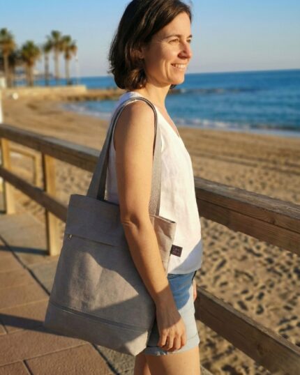 Totebag with zipper with zipper. Bossa de mà artesana feta a mà in Barcelona, with an original and timeless design that combines functionality and style. Made in a small workshop with quality fabrics and great care for details, is a unique piece designed for women who value craftsmanship and sustainable fashion. This bag is ideal for everyday use or to give a special touch to your looks. The interior is lined and has pockets to keep everything organized. It is made in limited edition, following local and responsible production criteria. A practical complement, elegant and with its own personality, created in Barcelona to offer you a different alternative to conventional fashion. bossa de mà artesana, bossa feta Barcelona, bossa original per dona, sustainable fashion Barcelona, local craft product.