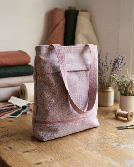 Totebag with zipper with zipper. Bossa de mà artesana feta a mà in Barcelona, with an original and timeless design that combines functionality and style. Made in a small workshop with quality fabrics and great care for details, is a unique piece designed for women who value craftsmanship and sustainable fashion. This bag is ideal for everyday use or to give a special touch to your looks. The interior is lined and has pockets to keep everything organized. It is made in limited edition, following local and responsible production criteria. A practical complement, elegant and with its own personality, created in Barcelona to offer you a different alternative to conventional fashion. bossa de mà artesana, bossa feta Barcelona, bossa original per dona, sustainable fashion Barcelona, local craft product.