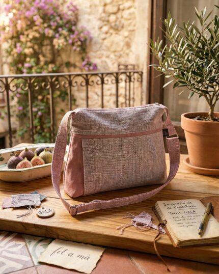Bossa de mà artesana feta a mà in Barcelona, with an original and timeless design that combines functionality and style. Made in a small workshop with quality fabrics and great care for details, is a unique piece designed for women who value craftsmanship and sustainable fashion. This bag is ideal for everyday use or to give a special touch to your looks. The interior is lined and has pockets to keep everything organized. It is made in limited edition, following local and responsible production criteria. A practical complement, elegant and with its own personality, created in Barcelona to offer you a different alternative to conventional fashion. bossa de mà artesana, bossa feta Barcelona, bossa original per dona, sustainable fashion Barcelona, local craft product.