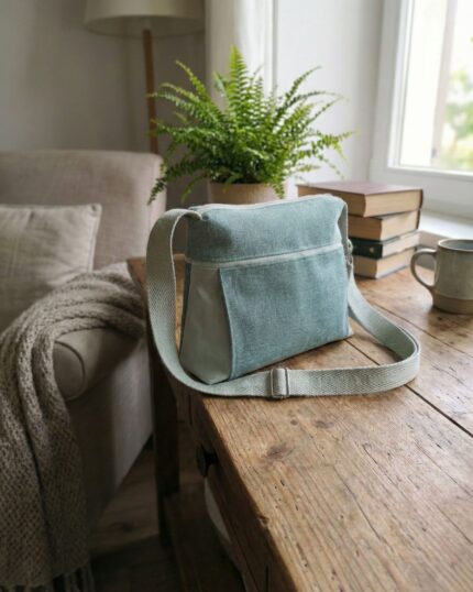 GALA is a light and versatile bag. In addition to the essentials, there is room for more things like glasses., a small umbrella; a scarf etc... it also has a practical exterior zippered pocket vertically under a small flap. -2 exterior zipper pockets + 1 interior pocket with zipper and 1 strap with carabiner to store your keys. – High quality YKK brand zippers (ISO quality certificate 9001-2015) -30mm adjustable cotton handle. -High quality recycled cotton canvas outer fabric. (Machine washable with short program and water at 30 maximum degrees). -Lined interior. -Exterior measurements: 26 width x 21 cm. alto x 7cm. bottom. -Artisanal product, designed and made in Barcelona.