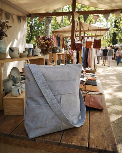 backpack pocket. 3 positions. shoulder bag bolso mochilaBag convertible to backpack handmade in Barcelona with quality fabrics and unique design. Ideal for everyday use, this handcrafted piece combines style, comfort and functionality. You can carry it as a handbag or easily transform it into a backpack, adapting to your active lifestyle. Handmade in a small workshop in Barcelona, it's a sustainable bag, original and designed for women who value responsible fashion and independent design. Each piece is unique, made with care and in limited edition. convertible bag to backpack, handmade in Barcelona, handmade piece, unique design, sustainable fashion, craft workshop, limited edition, original bossa per day by day, independently designed backpack.