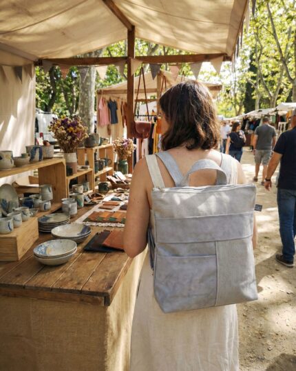 backpack pocket. 3 positions. shoulder bag bolso mochilaBag convertible to backpack handmade in Barcelona with quality fabrics and unique design. Ideal for everyday use, this handcrafted piece combines style, comfort and functionality. You can carry it as a handbag or easily transform it into a backpack, adapting to your active lifestyle. Handmade in a small workshop in Barcelona, it's a sustainable bag, original and designed for women who value responsible fashion and independent design. Each piece is unique, made with care and in limited edition. convertible bag to backpack, handmade in Barcelona, handmade piece, unique design, sustainable fashion, craft workshop, limited edition, original bossa per day by day, independently designed backpack.