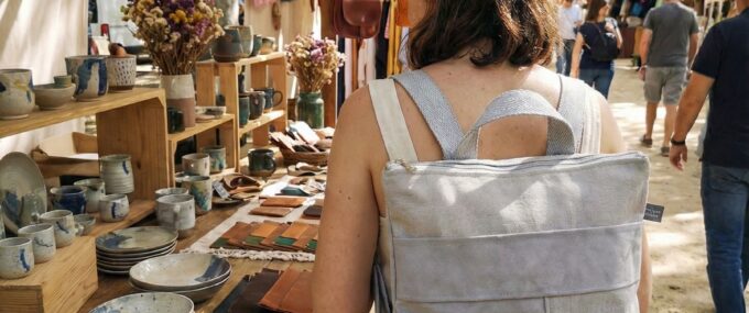 bolso mochila. 3 posiciones. bandolera bolso mochilaBossa convertible a motxilla feta a mà a Barcelona amb teles de qualitat i disseny únic. Ideal per al dia a dia, aquesta peça artesana combina estil, comoditat i funcionalitat. Pots portar-la com a bossa de mà o transformar-la fàcilment en motxilla, adaptant-se al teu ritme de vida actiu. Fabricada artesanalment en un petit taller de Barcelona, és una bossa sostenible, original i pensada per a dones que valoren la moda responsable i el disseny independent. Cada peça és única, feta amb cura i en edició limitada. bossa convertible a motxilla, feta a mà a Barcelona, peça artesana, disseny únic, moda sostenible, taller artesanal, edició limitada, bossa original per al dia a dia, motxilla de disseny independent.